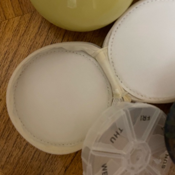 Mi Amica round zip squeeze the day zip pill case! - Picture 6 of 8